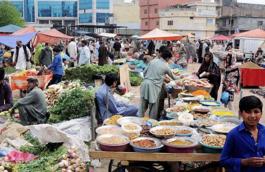 راولپنڈی: شہری ہفتہ وار جمعہ بازار سے خریداری کر رہے ہیں۔