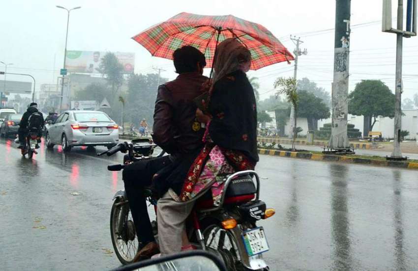 سرگودھا: بارش سے بچانے کے لئے ایک موٹرسائیکل سوار چھتری ..