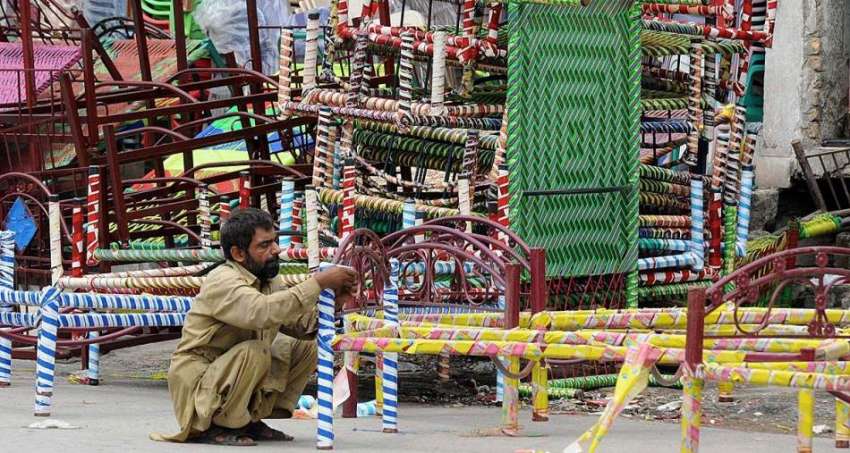 راولپنڈی: دکاندار گاہکوں کو متوجہ کرنے کے لیے چارپائیاں ..