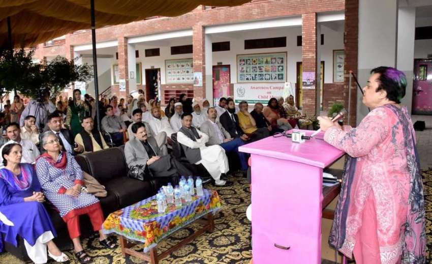اسلام آباد: وفاقی وزیر برائے انسانی حقوق شیریں مزاری بچوں ..