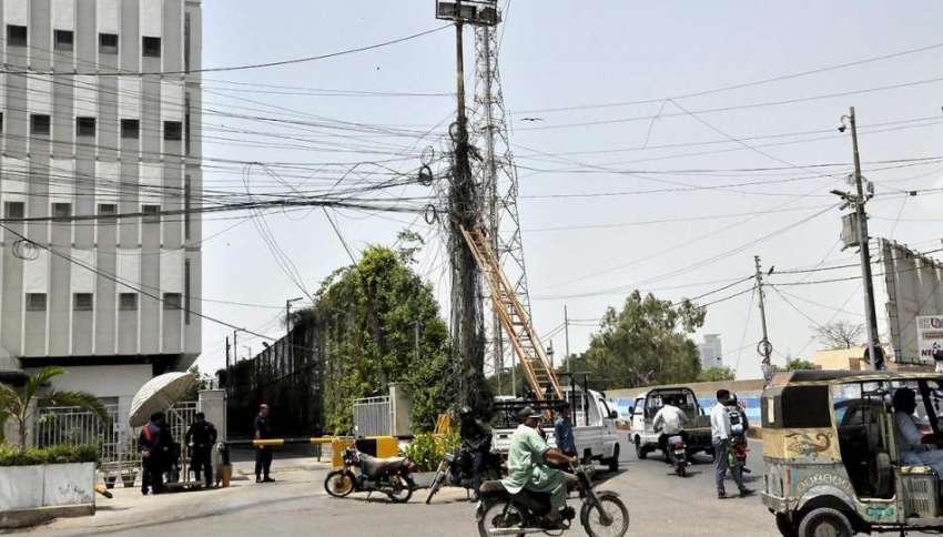 کراچی: پی آئی ی سی کے باہر لگے پول پر کیبلوں کا جال بچھا ہوا ..