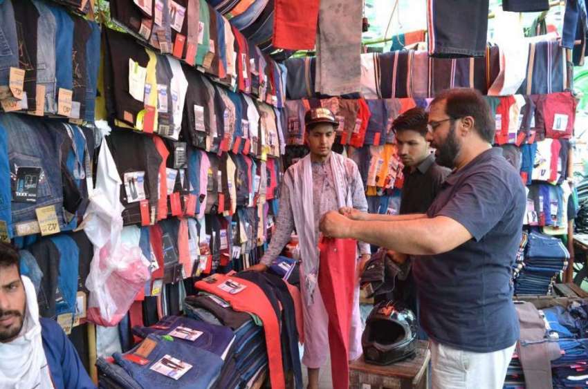 لاہور: شہری ایک دکان سے کپڑے پسند کر رہے ہیں۔