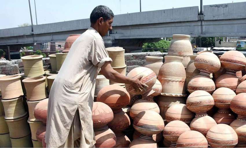 لاہور: دکاندار گاہکوں کو متوجہ کرنے کے لیے مٹی کے برتن سجا ..