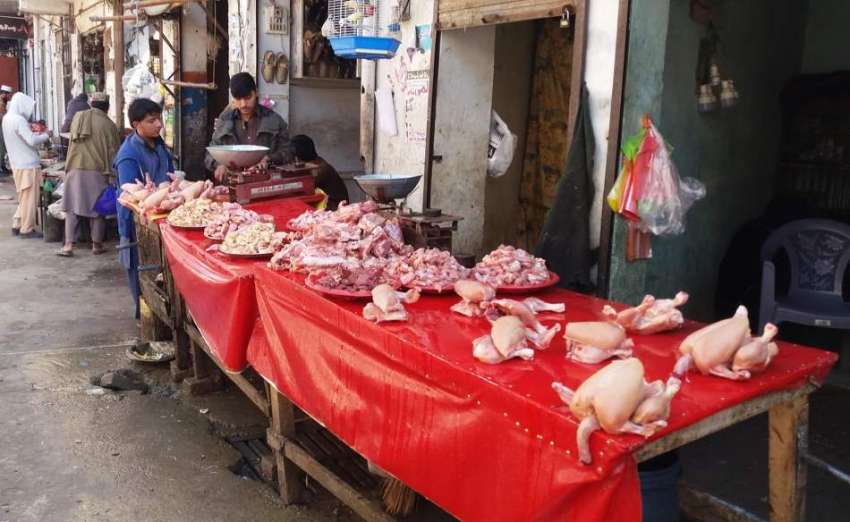 کوہاٹ: دکاندار سڑک کنارے سٹال لگائے مرغی کا گوشت فروخت کررہے ..