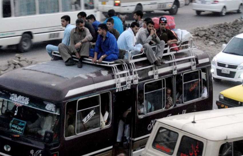 راولپنڈی: عید گزارنے کے لیے آبائی علاقوں کو جانے والے مسافروں ..