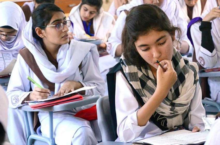 حیدر آباد: 10ویں کے سالانہ امتحانات کے موقع پر طالبات پرچہ ..