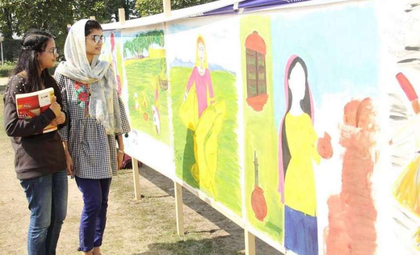 لاہور: لڑکیاں جیلانی پارک میں طالبات کی تیار کردہ پینٹنگس ..