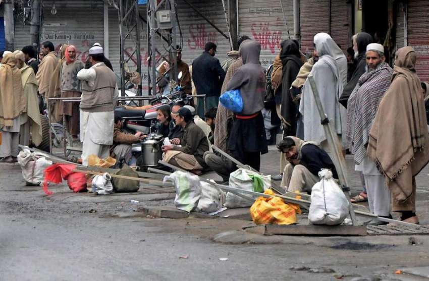 راولپنڈی: راجہ بازار میں محنت کش مزدوری کے انتظا رمی بیٹھے ..