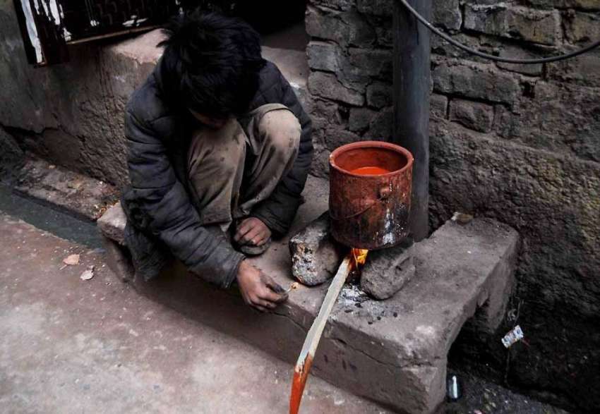 اسلام آباد: ایک کمسن بچہ فرنیچر میں استعمال ہونیوالی پالش ..