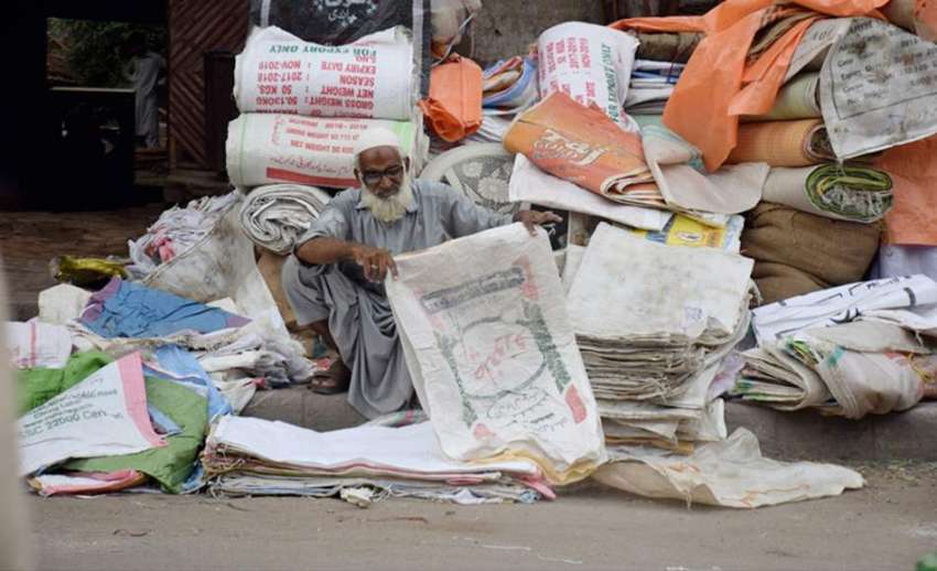 لاہور: ایک بزرگ محنت کش لوگوں سے خریدے گئے پلاسٹک کے توڑے ..