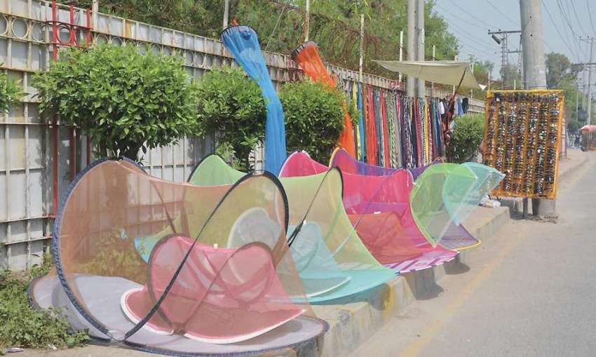 فیصل آباد: سرگودھا روڈ پر گرمی کی شدت اور مچھروں سے بچاؤ ..