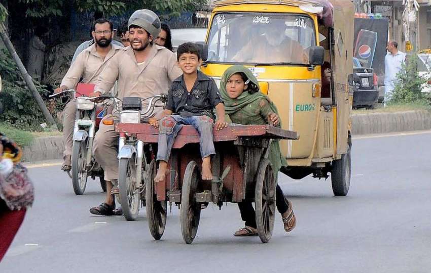 راولپنڈی: بے ہنگم ٹریفک سے بے خبر خانہ بدوش بچی بھائی کو ..
