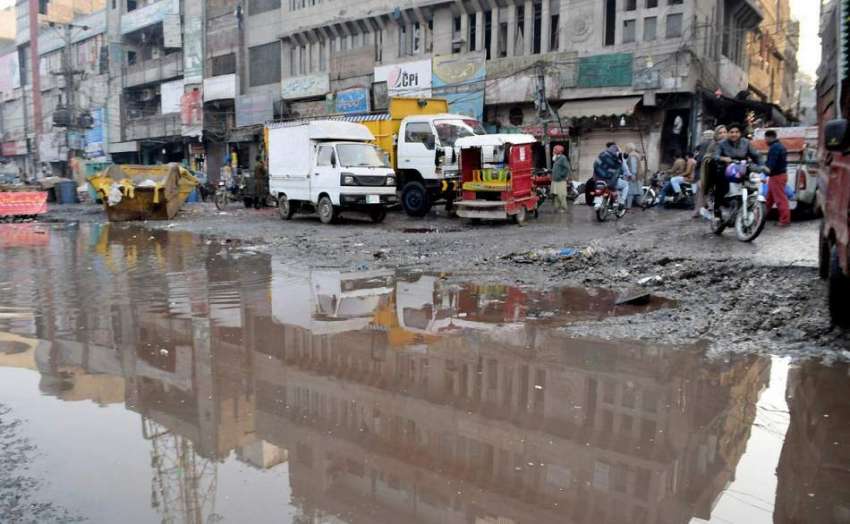 لاہور: مچھلی منڈی کے باہر سڑک پر گندا پانی جمع ہے جو انتظامیہ ..