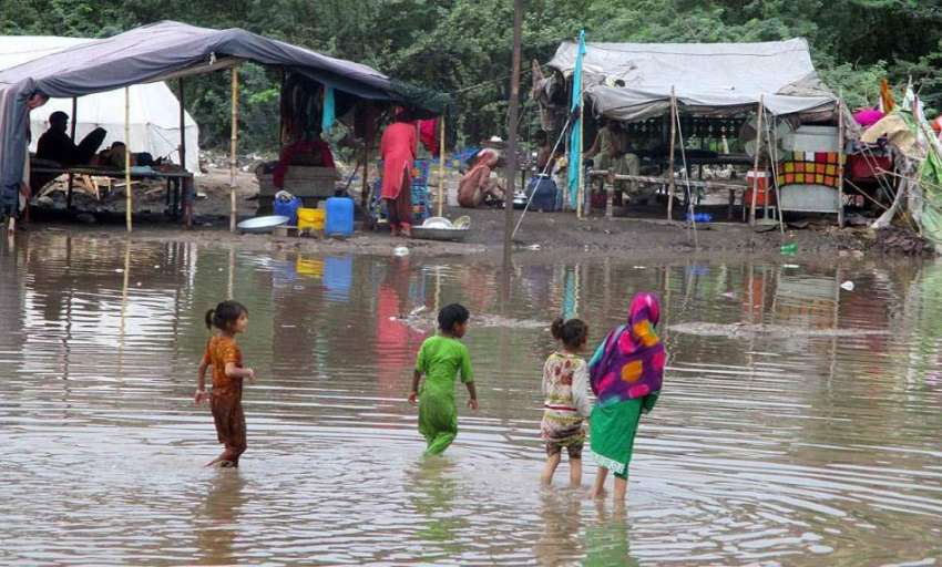 فیصل آباد: خانہ بدوش بچے بارش کے جمع شدہ پانی میں نہا رہے ..