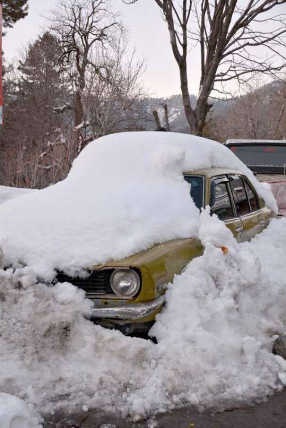 مری: کار برف کے نیچے ڈھکے ہوئی ہے۔