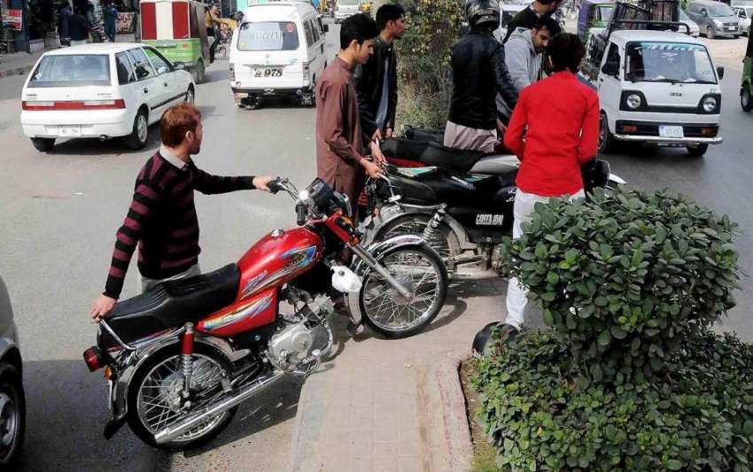 راولپنڈی: مری روڈ پر یو ٹرن دور ہونے کے سبب شہری شارٹ کٹ اپناتے ..