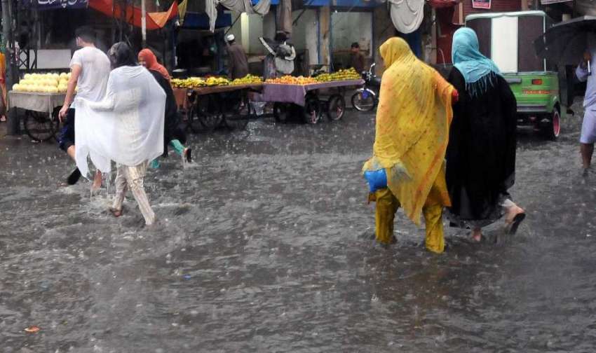 راولپنڈی: موسلا دھار بارش کے دوران امام باڑہ چوک میں جمع ..