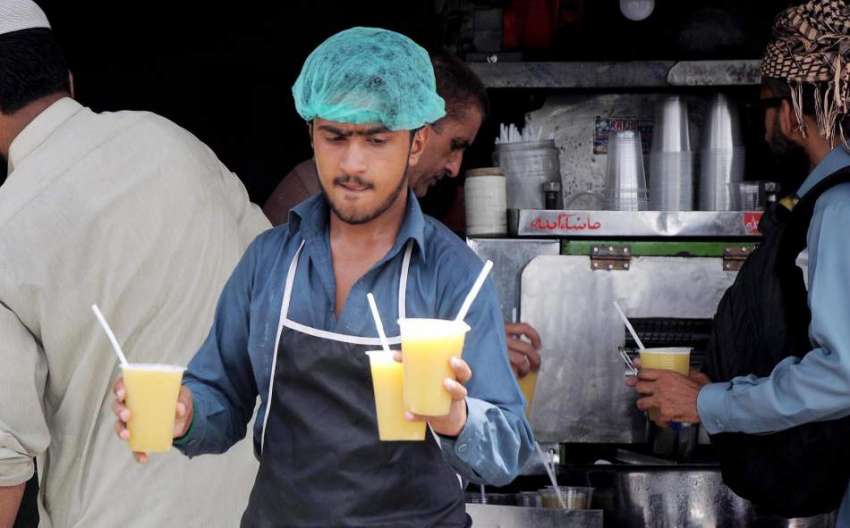 راولپنڈی: شدید گرمی کے باعث ایک دکاندار گنے کا رس فروخت کر ..