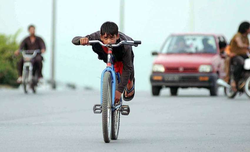 راولپنڈی: نوجوان سائیکل پر کرتب کرنے کی کوشش کر رہا ہے جو ..