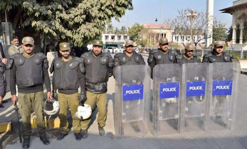 لاہور: ایپکا ملازمین کے احتجاج کے باعث پولیس اہلکار پنجاب ..