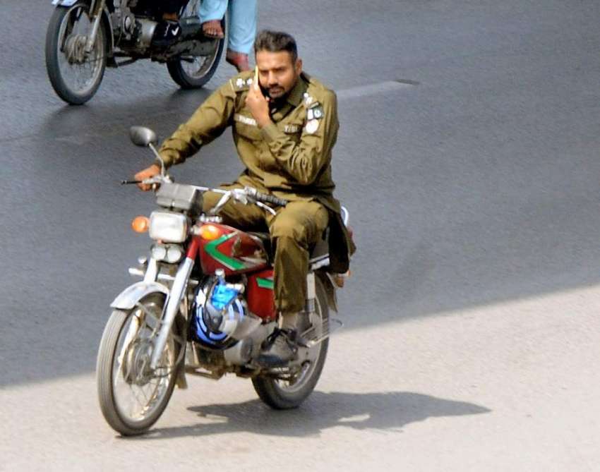 راولپنڈی: پنجاب پولیس اہلکار ہیلمٹ پہنے بغیر موبائل فون ..