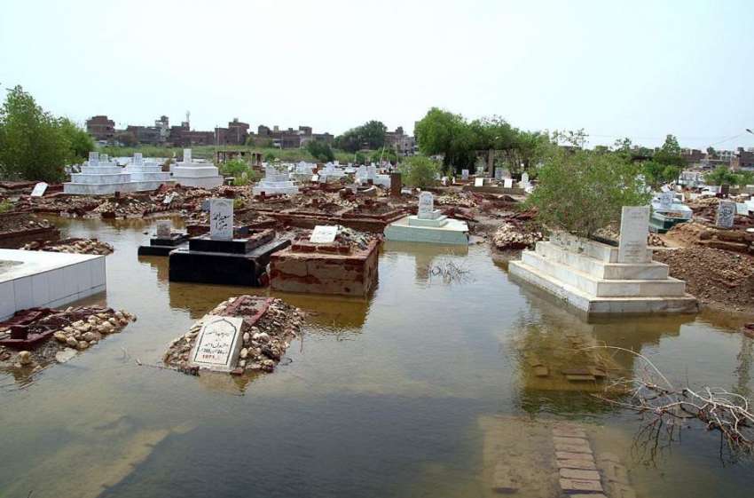 حیدر آباد: شہر میں ہونے والی موسلا دھار بارش کے بعد قبرستان ..