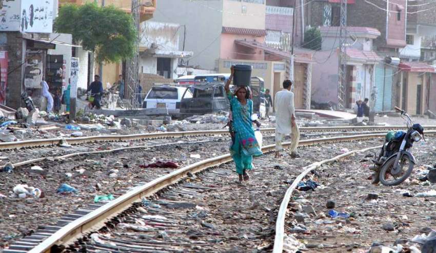 حیدرآباد: مکی شاہ ایریا میں پانی لانے کے بعد ایک خاتون ریلوے ..