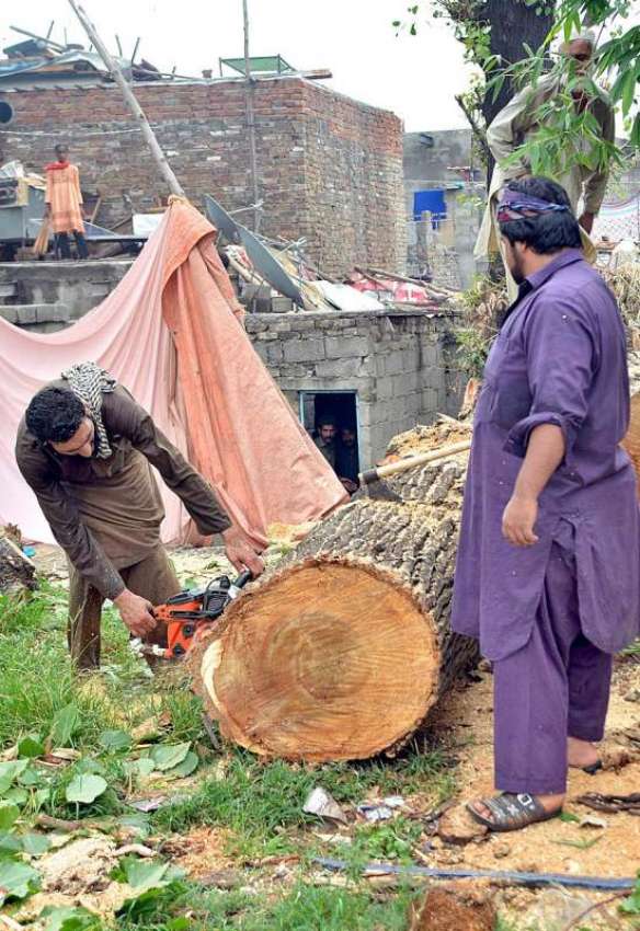 اسلام آباد: وفاقی دارالحکومت میں مزدور راستہ کلیئر کرنے ..