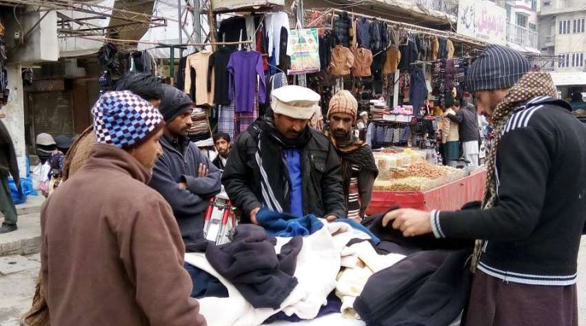 اٹک: شہری سردی میں اضافے کے بعد گرم کپڑے خرید رہے ہیں۔