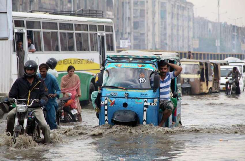 کراچی: شہر میں موسلا دھار بارش کے بعد ناگین چورنگی پر جمع ..