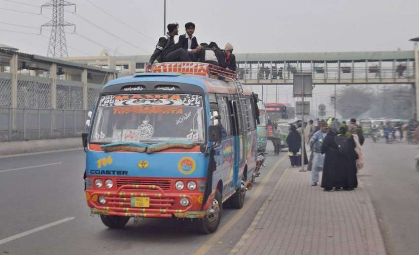 لاہور: فیروز پور روڈ پر نوجوان خطرناک طریقے سے بس کی چھت ..
