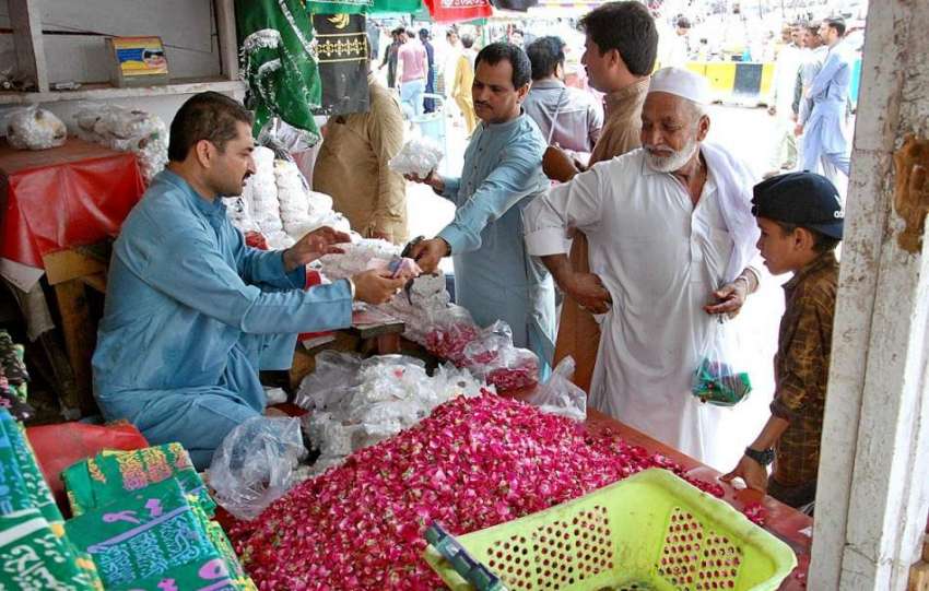 اسلام آباد: دکاندار گاہکوں کو متوجہ کرنے کے لیے پھول اور ..
