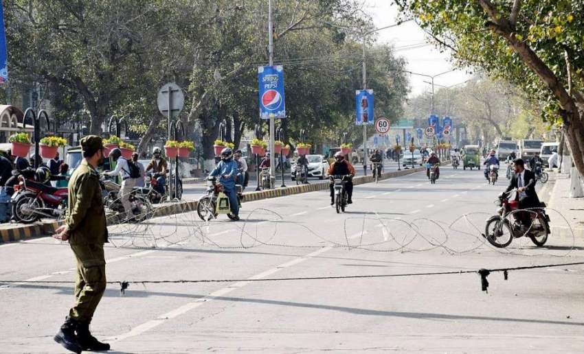لاہور: پولیس نے لیڈی ہیلتھ ورکرز کے دھرنے کے باعث مال روڈ ..