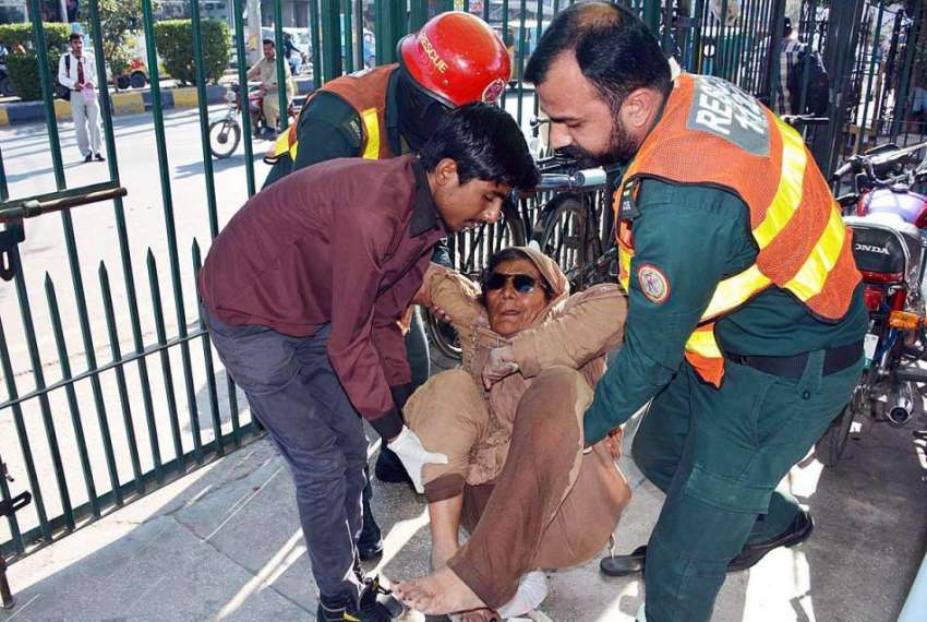 فیصل آباد: بزرگ بیمار خانہ بدوش خاتون کو ریسکیو 1122 کے عملے ..