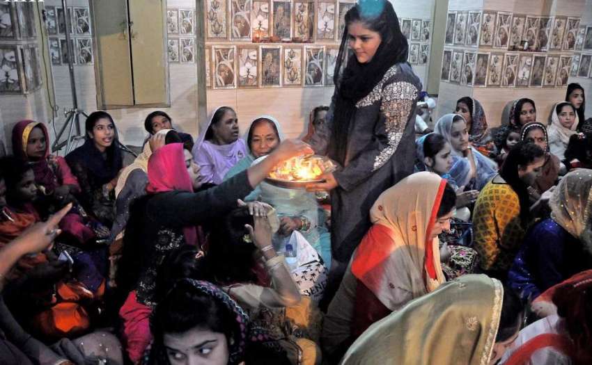 راولپنڈی:صدر کر شنامندر میں دیوالی کے موقع پر خواتین میں ..