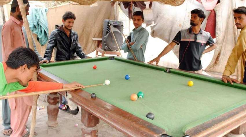 حیدر آباد: نوجوان اسنوکر کھیلنے میں مصروف ہیں۔