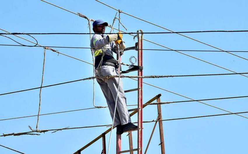 حیدرآباد:  کارکن آٹوبن روڈ پر بجلی کے تار کی مرمت میں مصروف ..