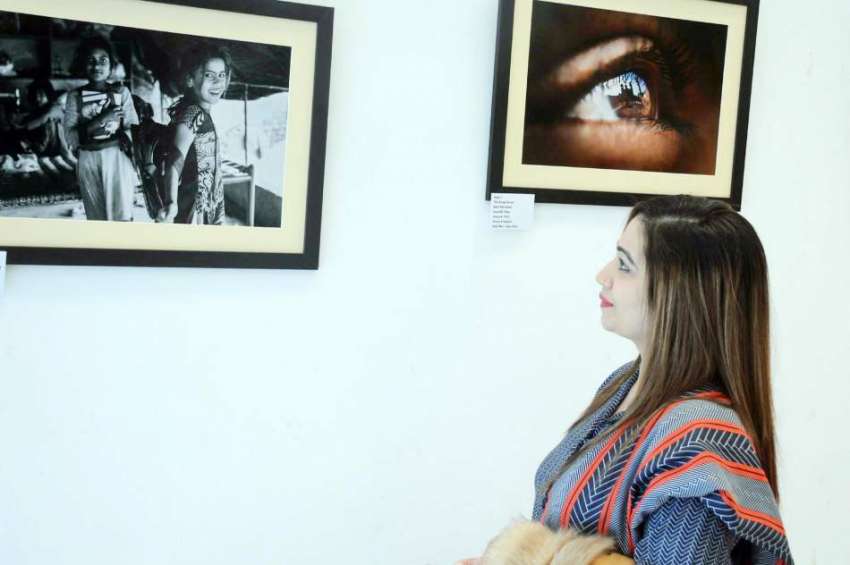 لاہور: خاتون الحراء میں تصویری نمائش میں دلچسپی لیتے ہوئے۔
