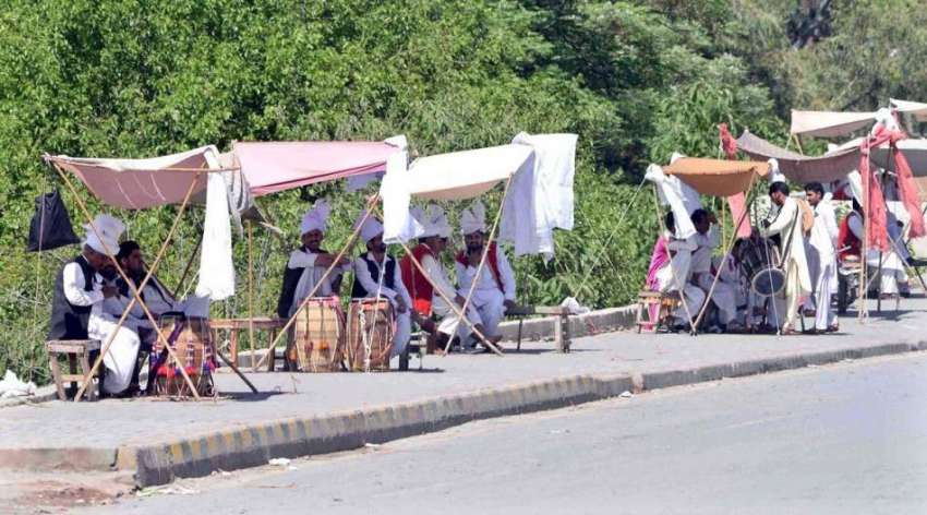 راولپنڈی: ڈھولچی سڑک کنارے گاہکوں کے انتظار میں بیٹھے ہیں۔