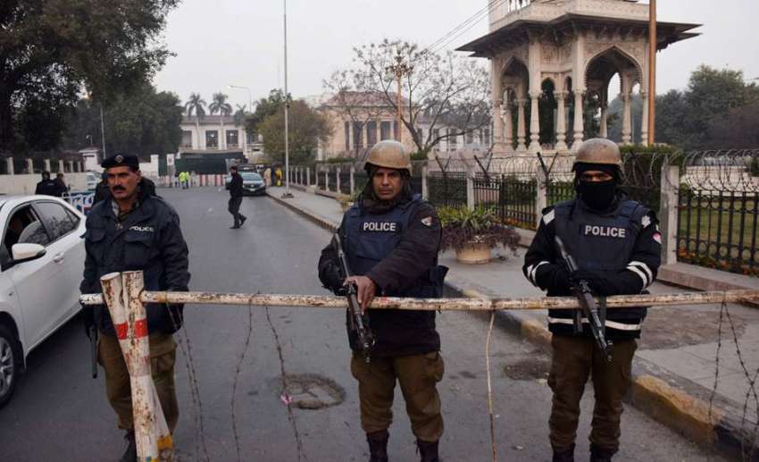 لاہور: پنجاب اسمبلی کے اجلاس کے موقع پر پولیس مرکزی راستے ..