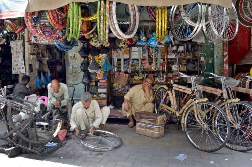 لاہور: معمر محنت کش اپنی ورکشاپ میں سائیکل مرمت کرنے میں ..