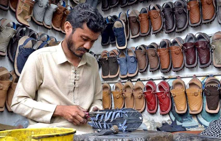 کوئٹہ: موچی روایتی انداز سے جوتے تیار کررہا ہے۔