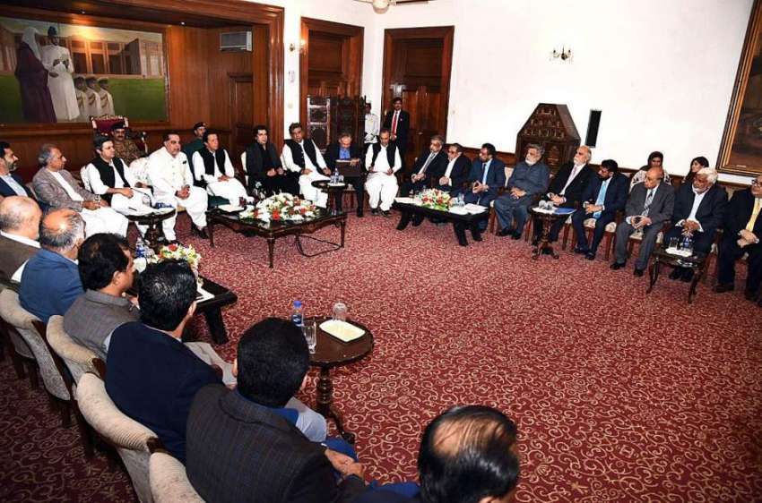 کراچی: وزیر اعظم عمران خان تاجر برادری کے ہمراہ اجلاس کی ..