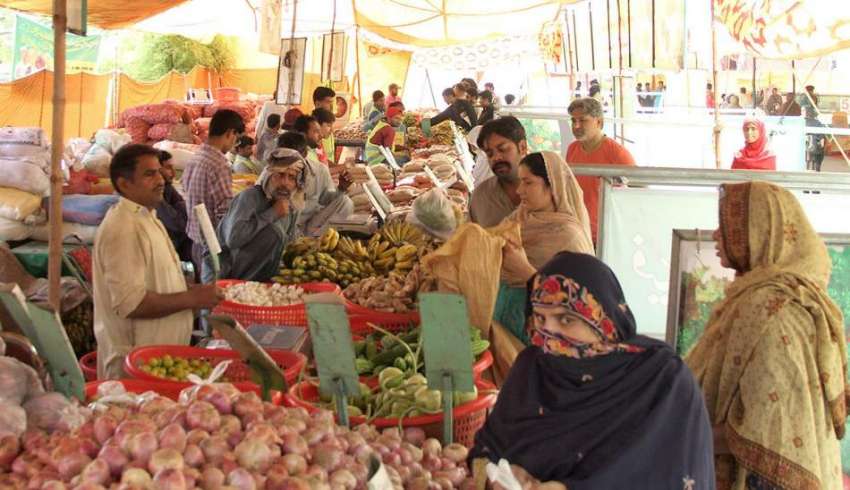 لاہور: شہری شادمان سستے رمضان بازار سے خریداری کر رہے ہیں۔