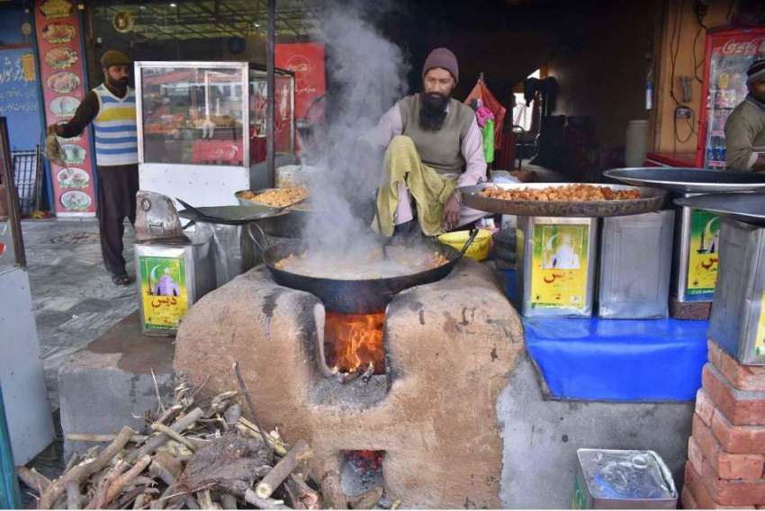 فیصل آباد: دکاندار گاہکوں کو متوجہ کرنے کے لیے پکوڑے بنارہا ..