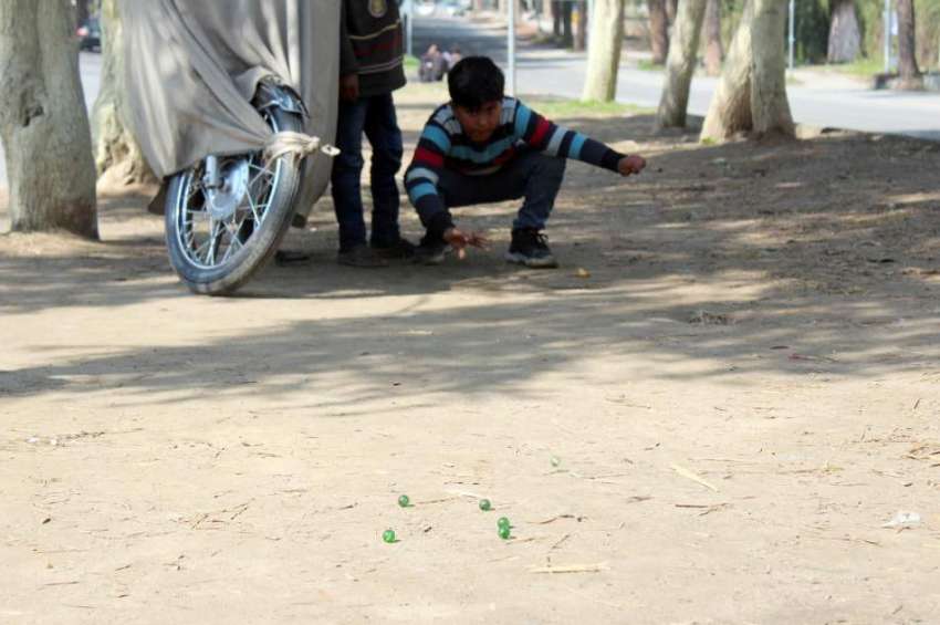 اسلام آباد: وفاقی دارالحکومت میں بچے روایتی کھیل کھیلنے ..