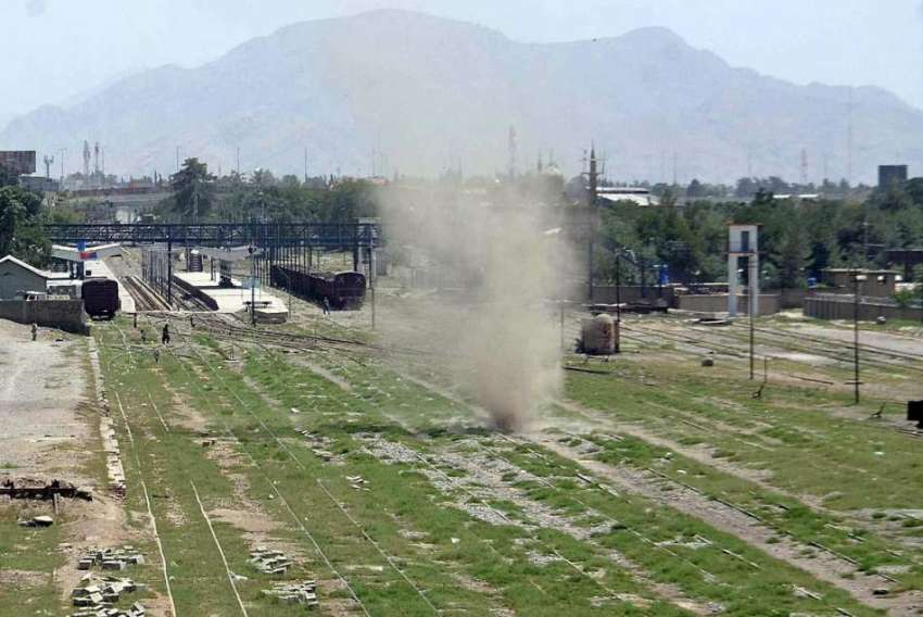کوئٹہ: ریلوے اسٹیشن پر آندھی کے باعث اڑنے والا بگولا۔
