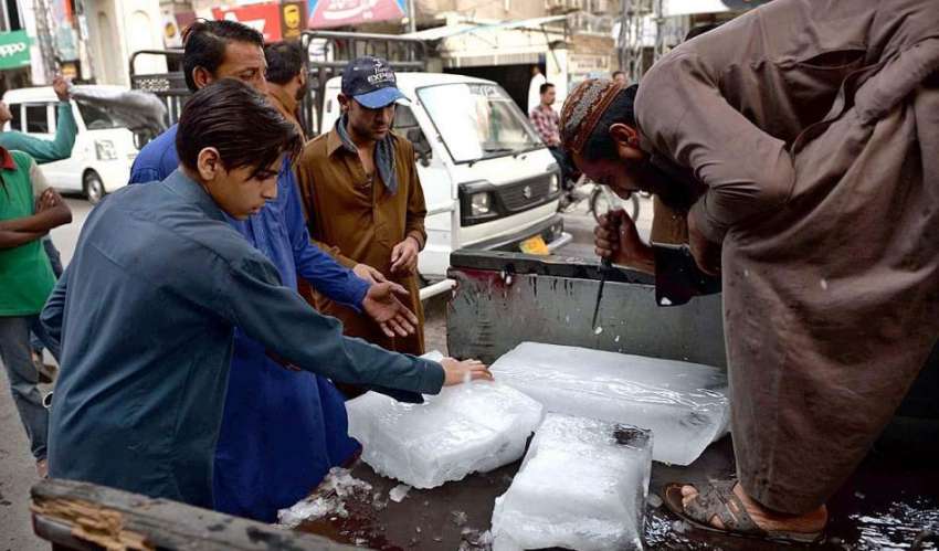 راولپنڈی: دکاندار برف فروخت کر رہا ہے۔