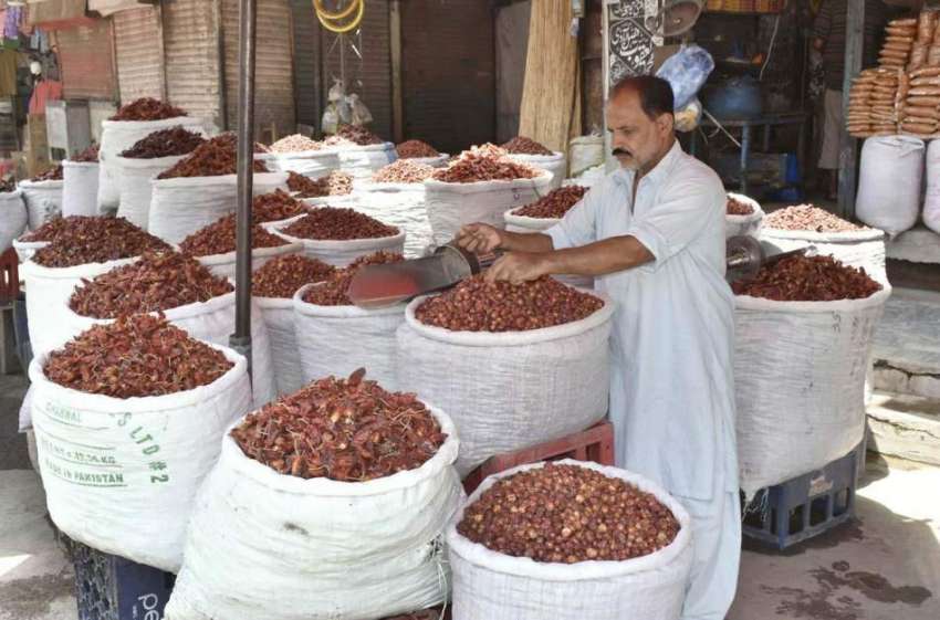 فیصل آباد: دکاندار نے گاہکوں کو متوجہ کرنے کے لیے مصالہ جات ..