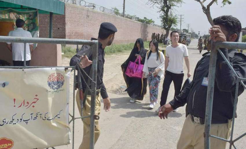 لاہور: غیر ملکی باشندے کوٹ لکھپت جیل میں ملاقات کے بعد واپس ..